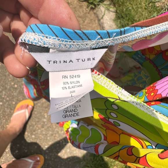 TRINA TURK MOD ABSRACT RETRO HALTER ROMPER
WOMEN'S SIZE Large - Picture 4 of 4